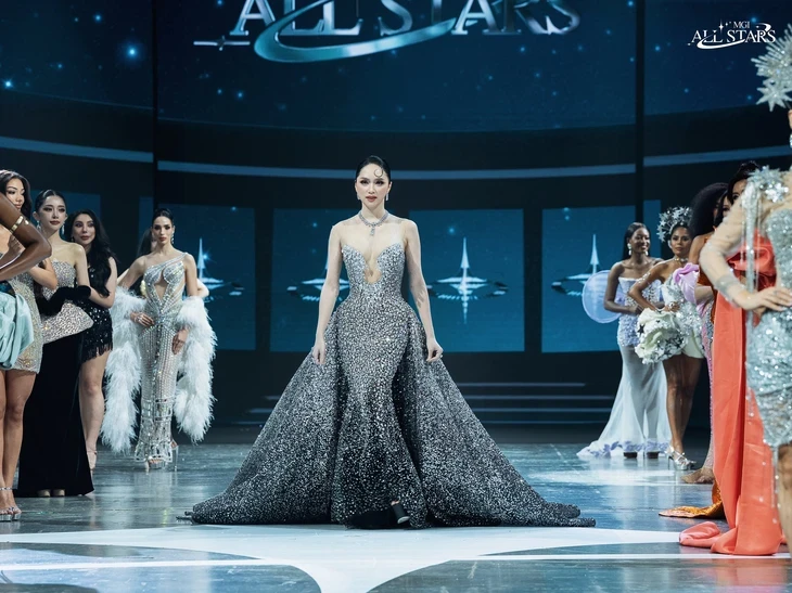 Hương Giang diện đầm nặng 19kg lên sân khấu MGI All Stars 2026, thần thái như final walk Hương Giang diện đầm nặng 19kg lên sân khấu MGI All Stars 2026, thần thái như final walk