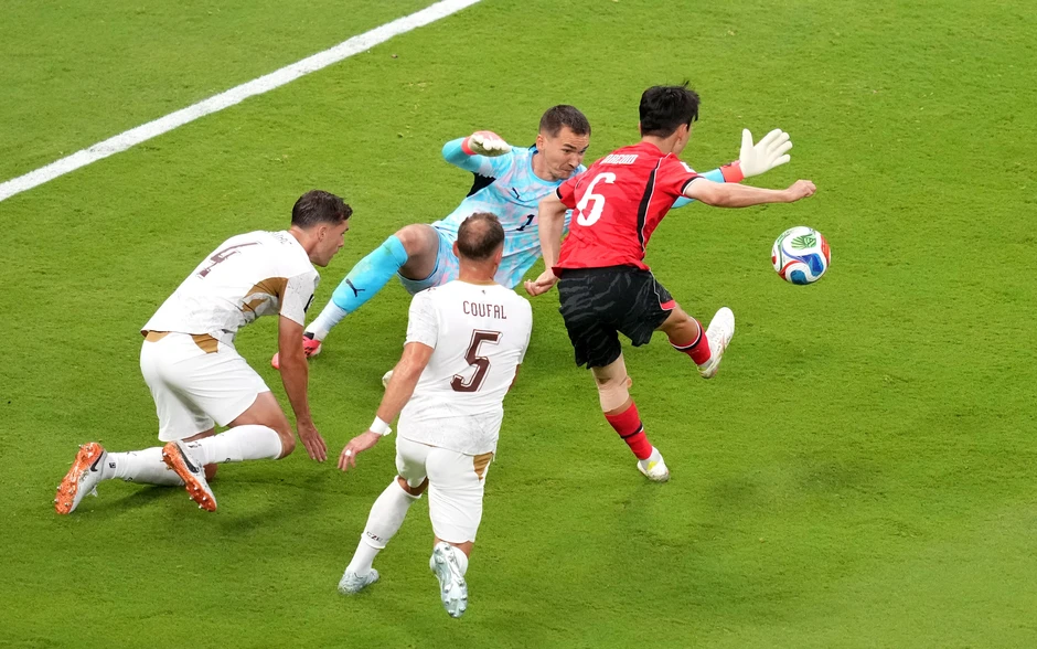 Hwang In-beom giúp Hàn Quốc lội ngược dòng thắng Cộng hòa Czech 2-1 tại World Cup Hwang In-beom giúp Hàn Quốc lội ngược dòng thắng Cộng hòa Czech 2-1 tại World Cup