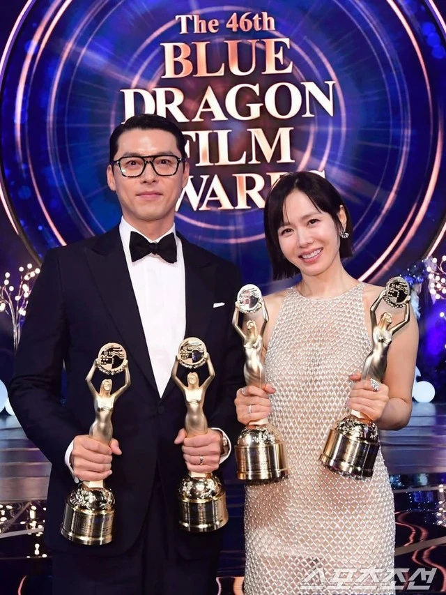 Hyun Bin - Son Ye Jin không đi chung thảm đỏ Baeksang vẫn tình hết mức qua chi tiết này Hyun Bin - Son Ye Jin không đi chung thảm đỏ Baeksang vẫn tình hết mức qua chi tiết này