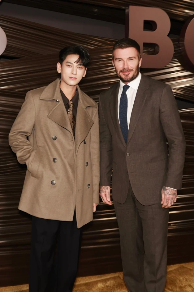 Isaac xúc động khi hội ngộ David Beckham Isaac xúc động khi hội ngộ David Beckham