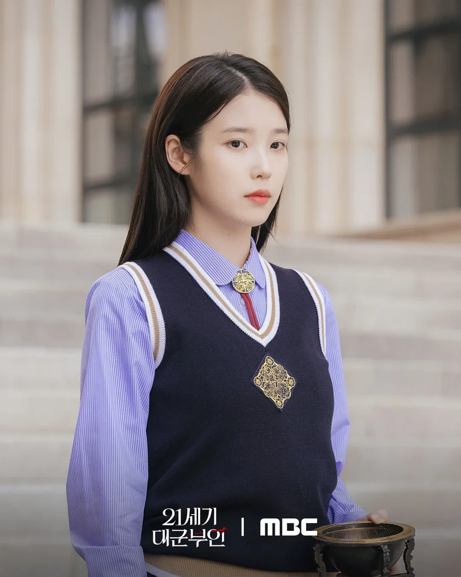 IU hé lộ về nhân vật mới trong 'Perfect Crown' IU hé lộ về nhân vật mới trong 'Perfect Crown'