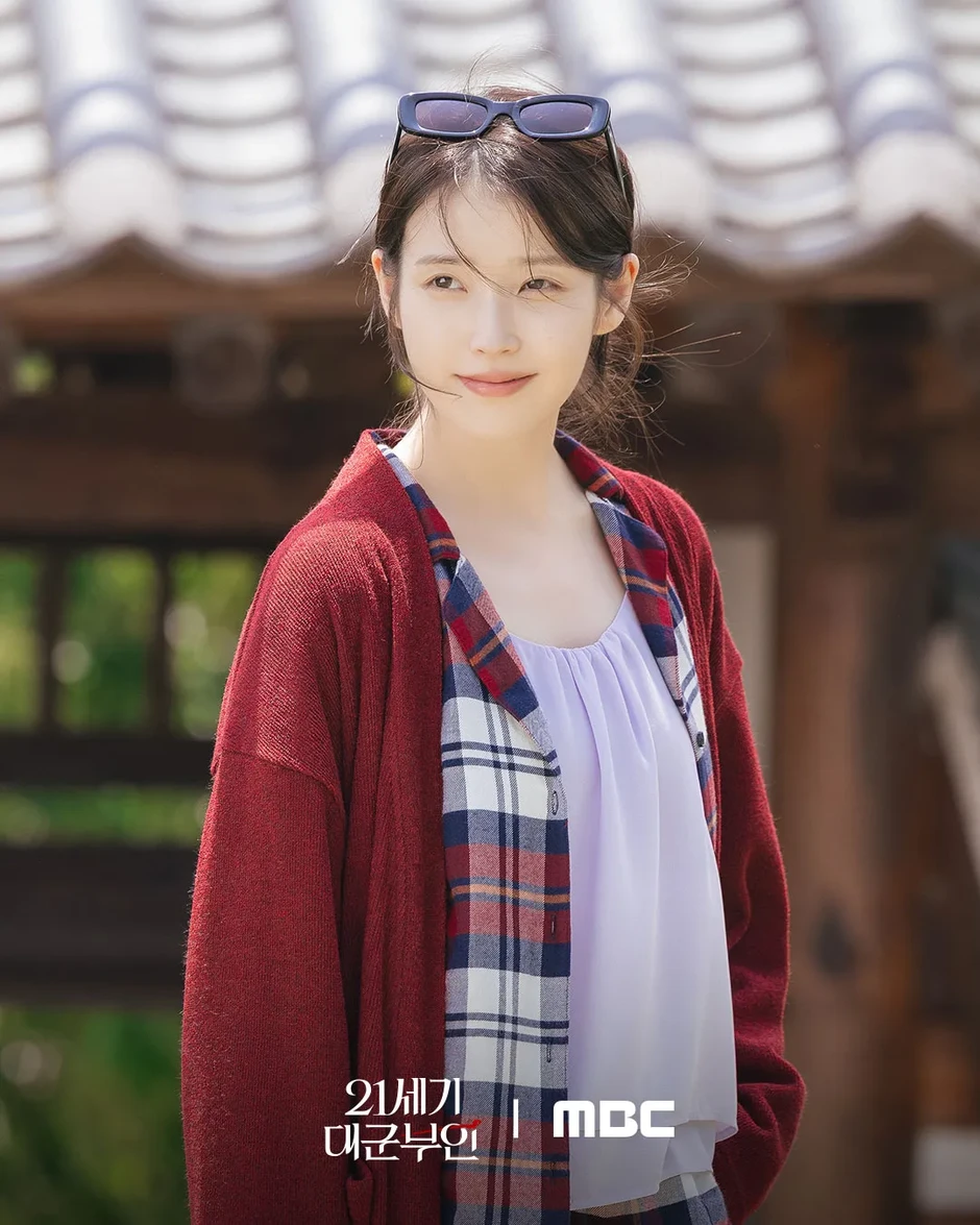 IU hé lộ về nhân vật mới trong 'Perfect Crown' IU hé lộ về nhân vật mới trong 'Perfect Crown'