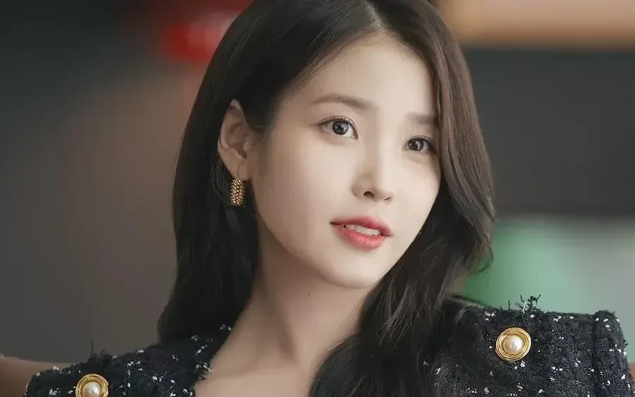 IU hé lộ về nhân vật mới trong 'Perfect Crown' IU hé lộ về nhân vật mới trong 'Perfect Crown'