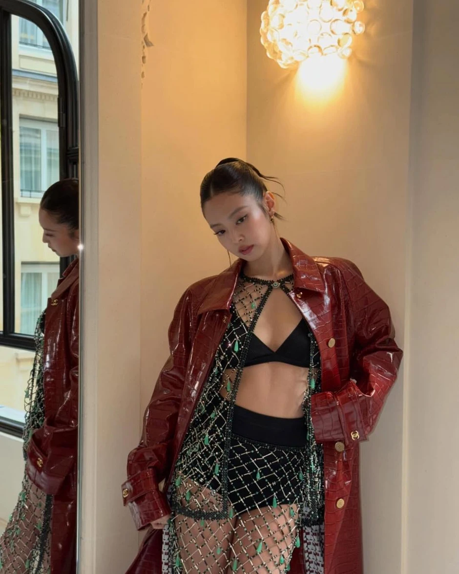 Jennie ở show Chanel: Hở bạo đến từng milimet, tự tung ảnh ôm ấp trai lạ khiến cõi mạng dậy sóng Jennie ở show Chanel: Hở bạo đến từng milimet, tự tung ảnh ôm ấp trai lạ khiến cõi mạng dậy sóng