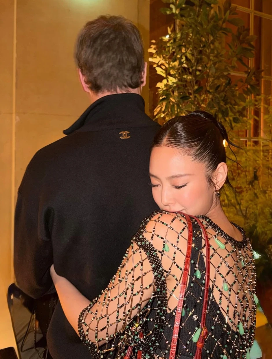 Jennie ở show Chanel: Hở bạo đến từng milimet, tự tung ảnh ôm ấp trai lạ khiến cõi mạng dậy sóng Jennie ở show Chanel: Hở bạo đến từng milimet, tự tung ảnh ôm ấp trai lạ khiến cõi mạng dậy sóng