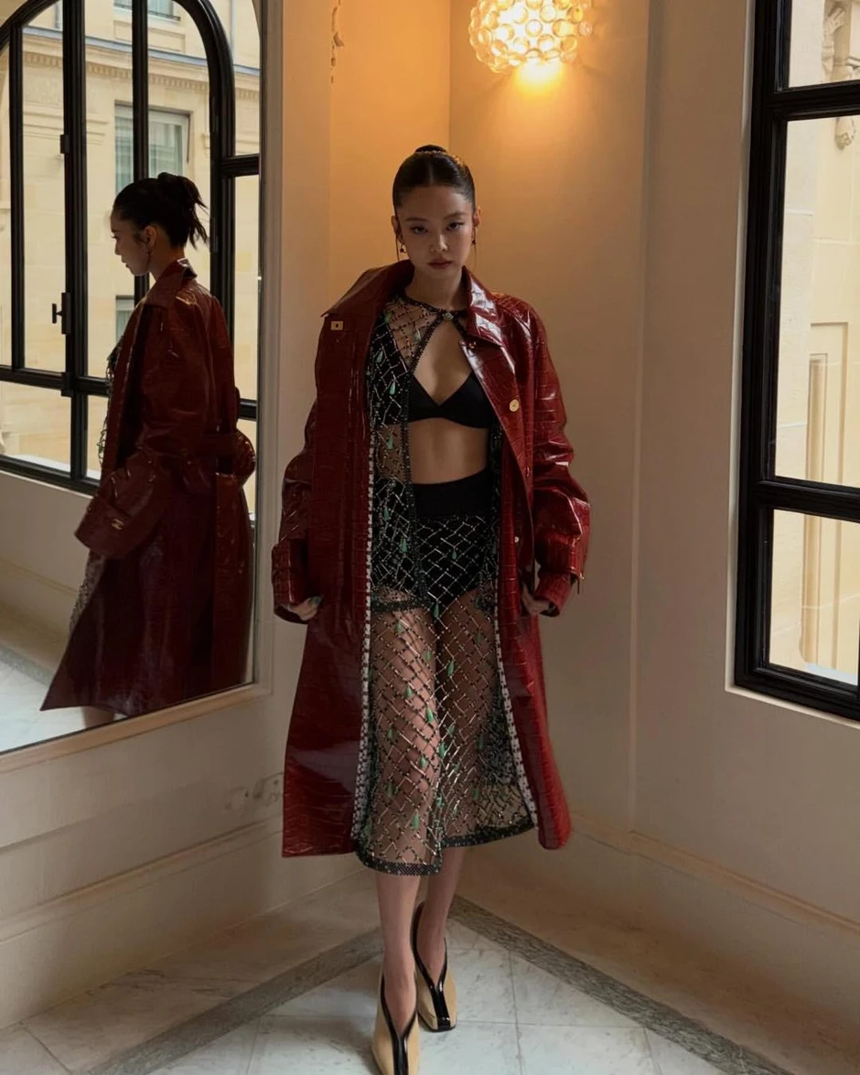 Jennie ở show Chanel: Hở bạo đến từng milimet, tự tung ảnh ôm ấp trai lạ khiến cõi mạng dậy sóng Jennie ở show Chanel: Hở bạo đến từng milimet, tự tung ảnh ôm ấp trai lạ khiến cõi mạng dậy sóng