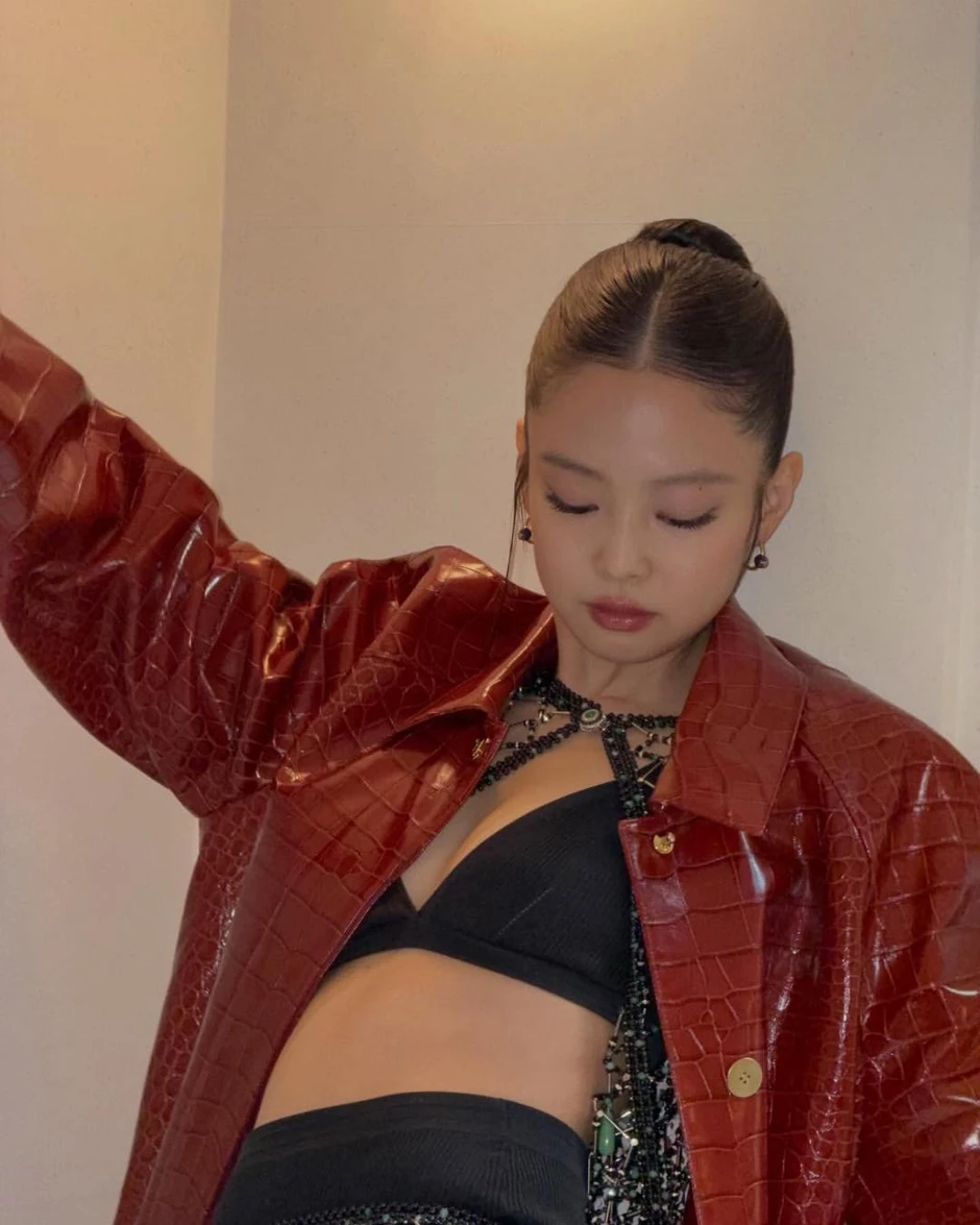 Jennie ở show Chanel: Hở bạo đến từng milimet, tự tung ảnh ôm ấp trai lạ khiến cõi mạng dậy sóng Jennie ở show Chanel: Hở bạo đến từng milimet, tự tung ảnh ôm ấp trai lạ khiến cõi mạng dậy sóng