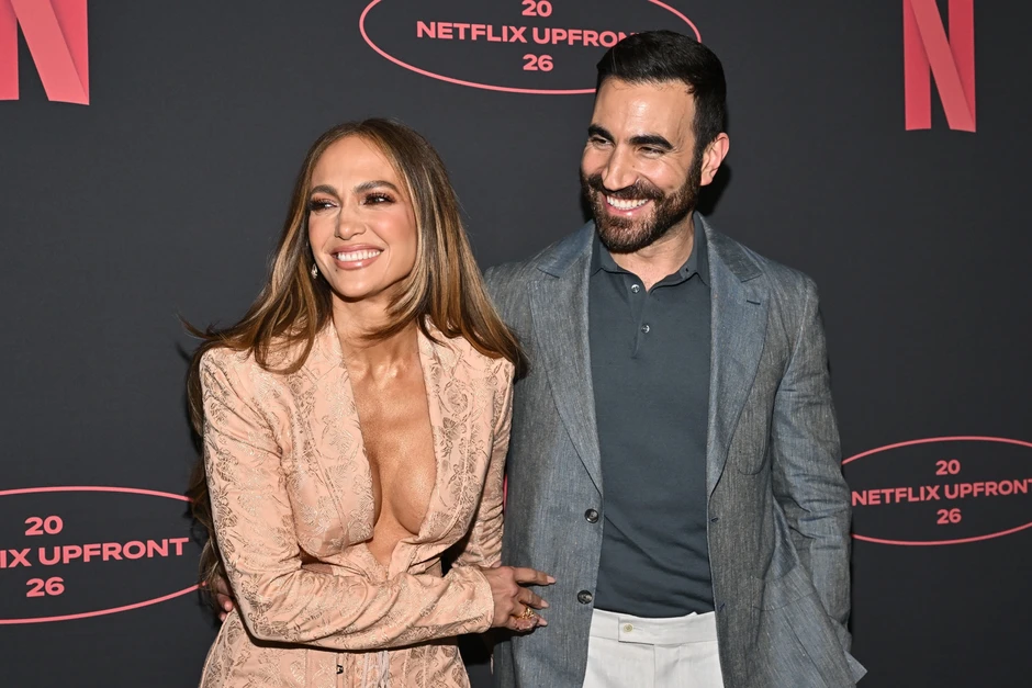 Jennifer Lopez thân mật bên bạn diễn, dấy lên tin đồn hẹn hò Jennifer Lopez thân mật bên bạn diễn, dấy lên tin đồn hẹn hò