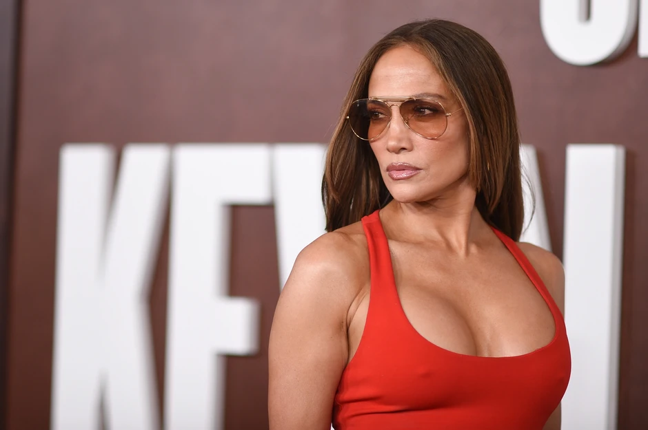 Jennifer Lopez thân mật bên bạn diễn, dấy lên tin đồn hẹn hò Jennifer Lopez thân mật bên bạn diễn, dấy lên tin đồn hẹn hò