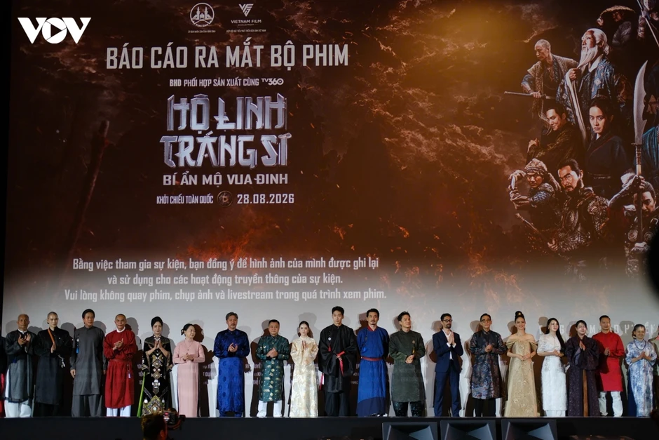Johnny Trí Nguyễn cùng dàn sao trên thảm đỏ "Hộ linh tráng sĩ"