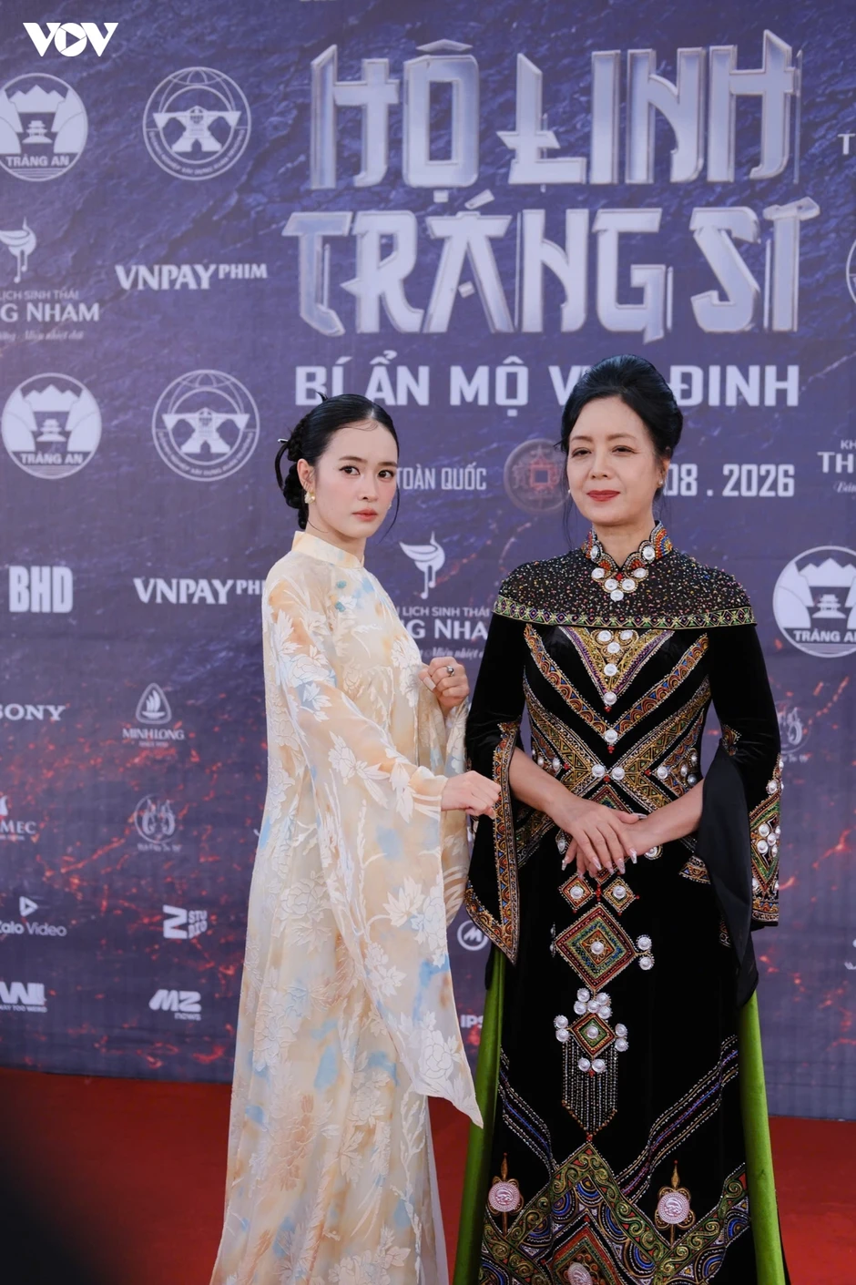 Johnny Trí Nguyễn cùng dàn sao trên thảm đỏ "Hộ linh tráng sĩ"