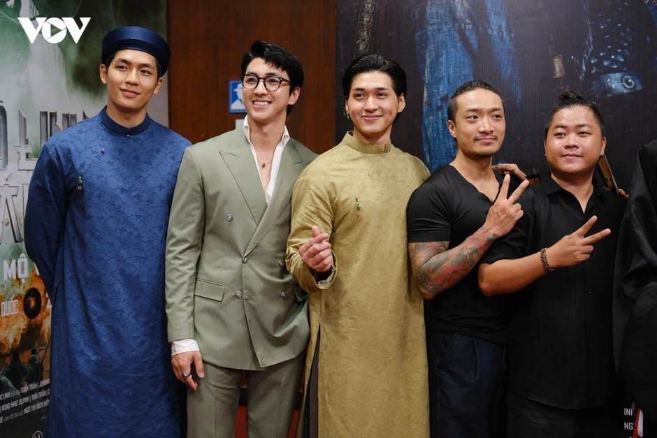 Johnny Trí Nguyễn cùng dàn sao trên thảm đỏ "Hộ linh tráng sĩ"