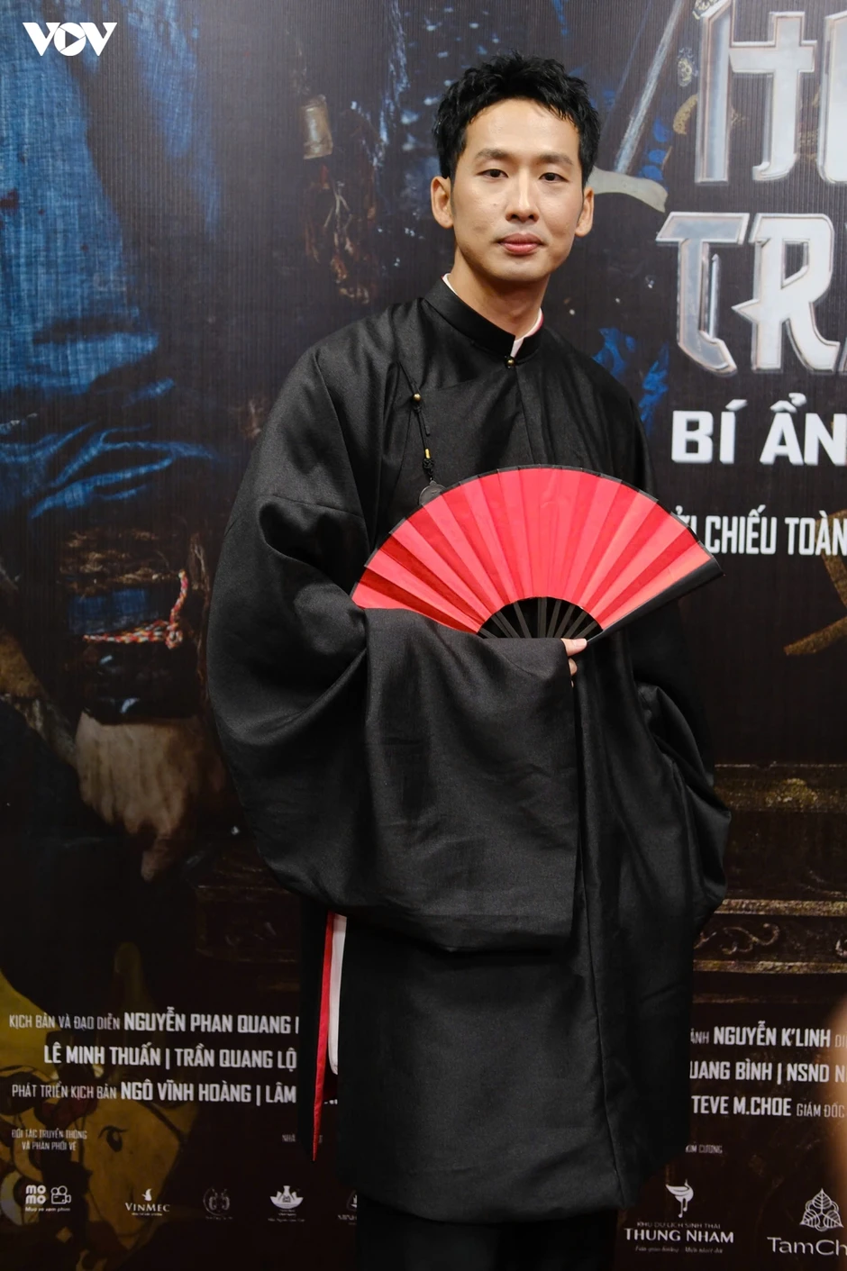 Johnny Trí Nguyễn cùng dàn sao trên thảm đỏ "Hộ linh tráng sĩ"