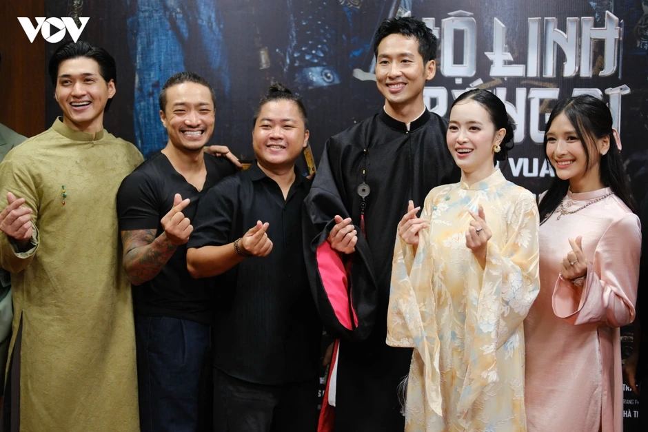 Johnny Trí Nguyễn cùng dàn sao trên thảm đỏ "Hộ linh tráng sĩ"