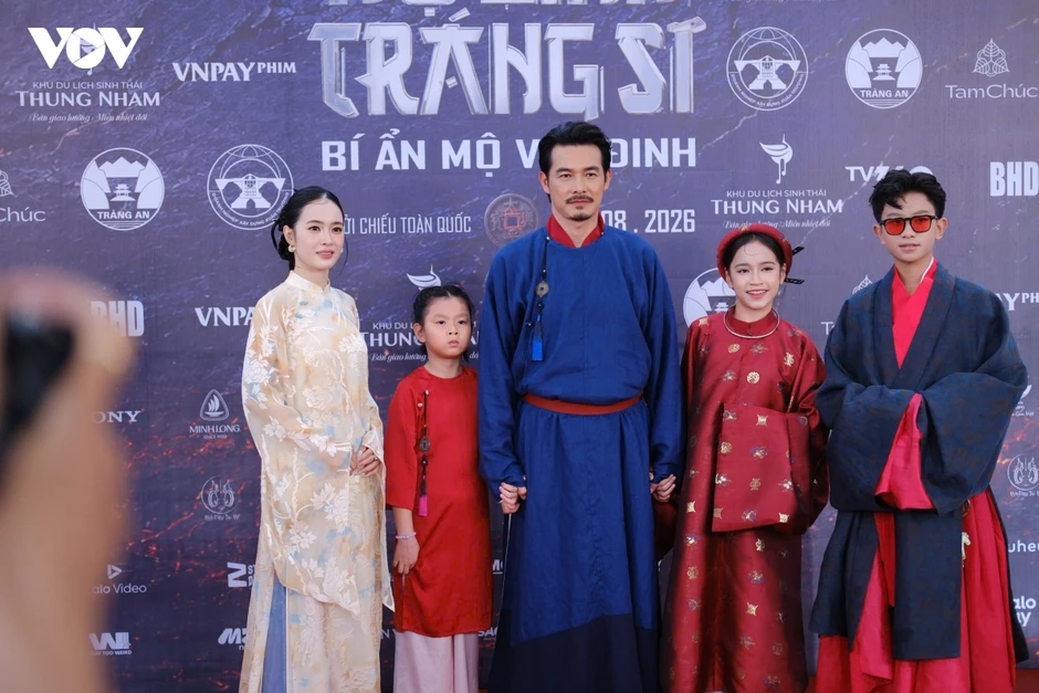 Johnny Trí Nguyễn cùng dàn sao trên thảm đỏ "Hộ linh tráng sĩ"