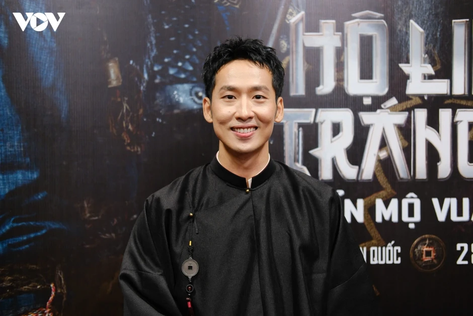 Johnny Trí Nguyễn cùng dàn sao trên thảm đỏ "Hộ linh tráng sĩ"