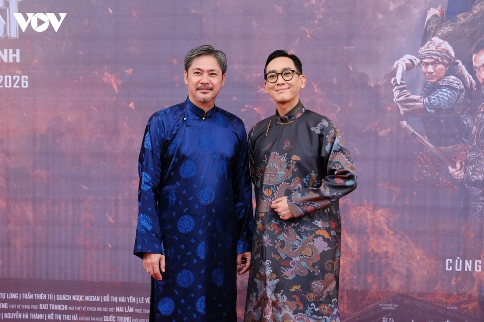 Johnny Trí Nguyễn cùng dàn sao trên thảm đỏ "Hộ linh tráng sĩ"