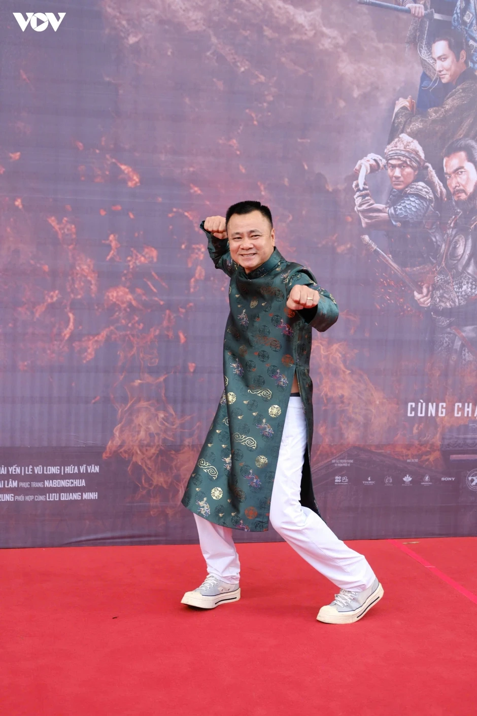 Johnny Trí Nguyễn cùng dàn sao trên thảm đỏ "Hộ linh tráng sĩ"