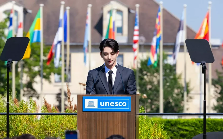 Joshua đại diện SEVENTEEN phát biểu tại trụ sở UNESCO Joshua đại diện SEVENTEEN phát biểu tại trụ sở UNESCO