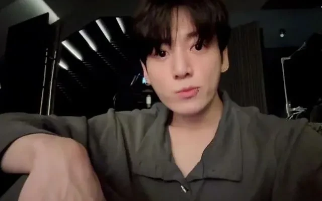 Jungkook (BTS) xin lỗi vì buổi livestream gây tranh cãi Jungkook (BTS) xin lỗi vì buổi livestream gây tranh cãi