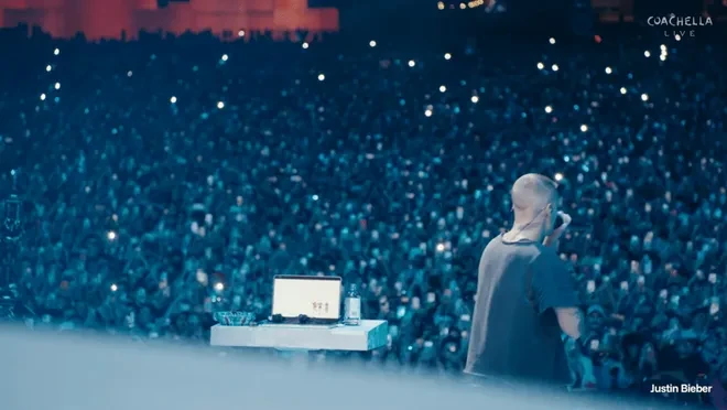 Justin Bieber bị chỉ trích vì màn trình diễn "lười biếng" tại Coachella Justin Bieber bị chỉ trích vì màn trình diễn "lười biếng" tại Coachella