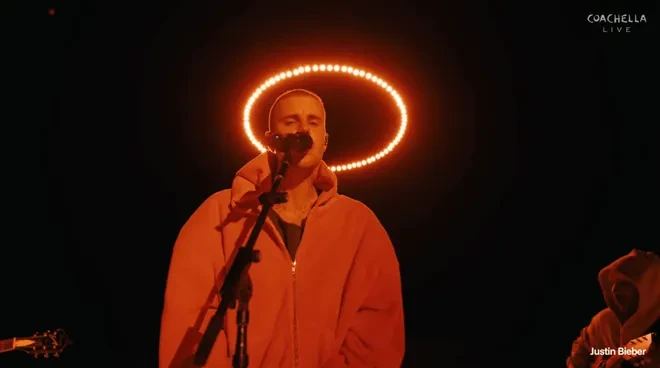 Justin Bieber bị chỉ trích vì màn trình diễn "lười biếng" tại Coachella Justin Bieber bị chỉ trích vì màn trình diễn "lười biếng" tại Coachella