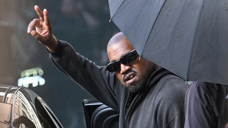 Kanye West hoãn concert sau khi Pháp cân nhắc cấm nhập cảnh Kanye West hoãn concert sau khi Pháp cân nhắc cấm nhập cảnh