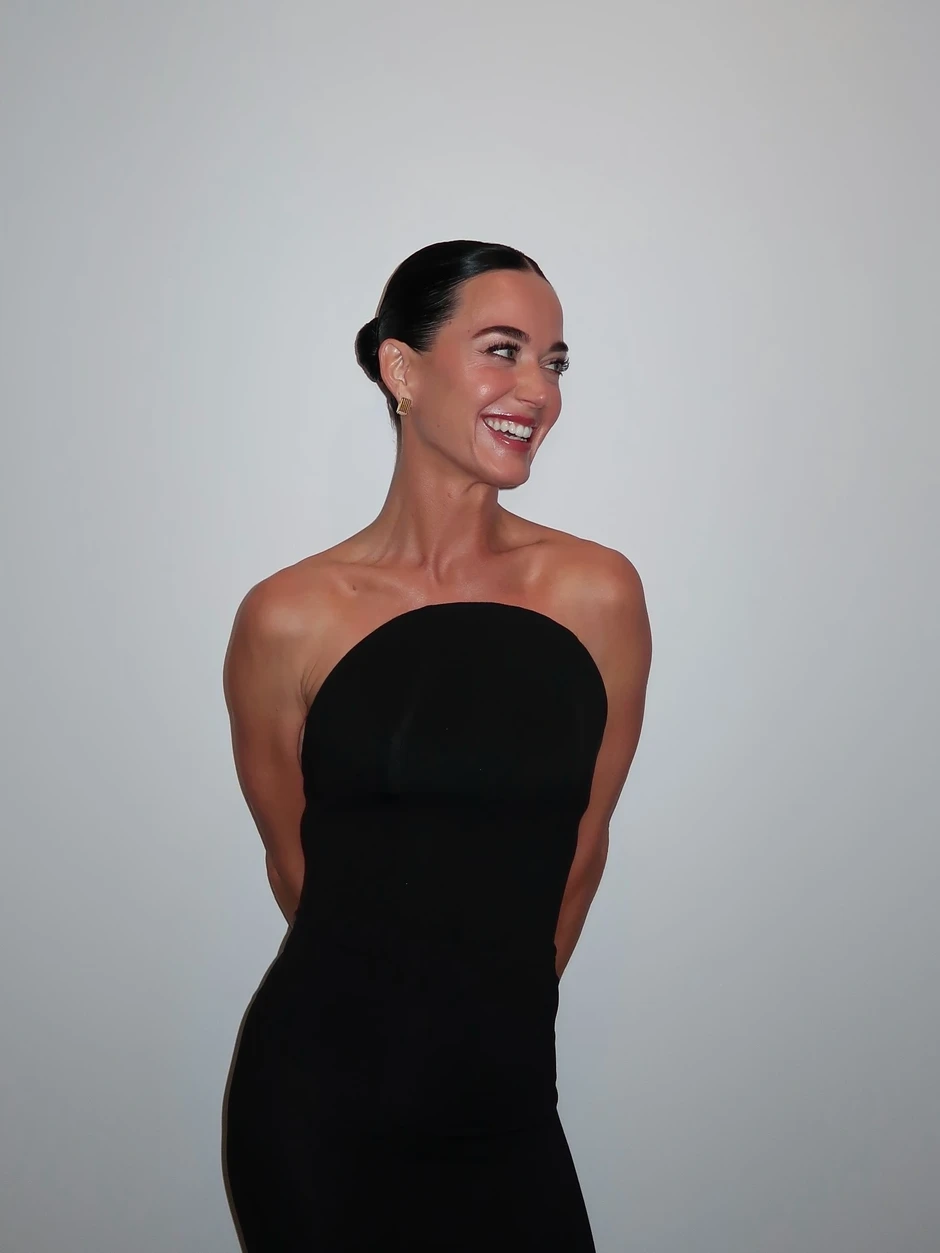 Katy Perry mãn nguyện khi ở bên cựu Thủ tướng Canada Katy Perry mãn nguyện khi ở bên cựu Thủ tướng Canada