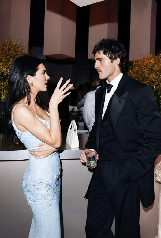 Kendall Jenner và Jacob Elordi bị bắt gặp hẹn hò, visual gây bão mạng xã hội Kendall Jenner và Jacob Elordi bị bắt gặp hẹn hò, visual gây bão mạng xã hội