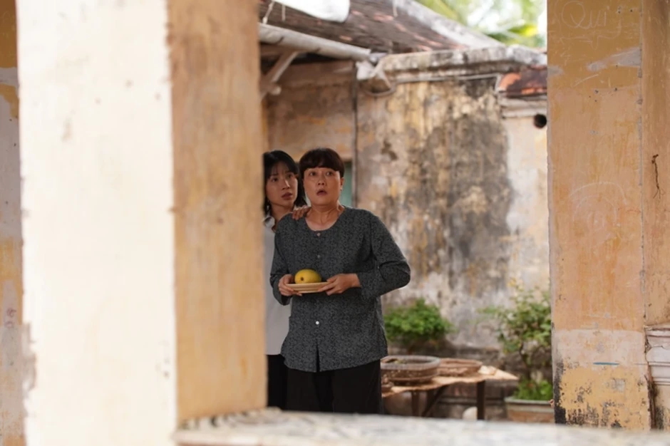 Khả Như và "đại gia đình" đối mặt lời nguyền xưởng vải Khả Như và "đại gia đình" đối mặt lời nguyền xưởng vải