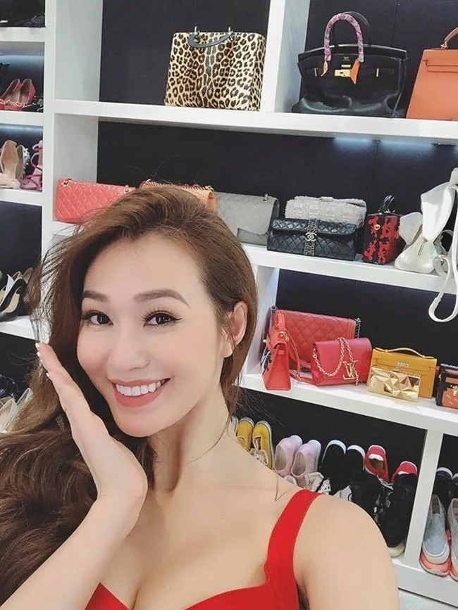 Khánh My sau 8 năm kể chuyện từng được Trường Giang tán tỉnh: Sống kín tiếng, sở hữu nhà 7 tầng và chọn không chồng con ở tuổi 35 Khánh My sau 8 năm kể chuyện từng được Trường Giang tán tỉnh: Sống kín tiếng, sở hữu nhà 7 tầng và chọn không chồng con ở tuổi 35