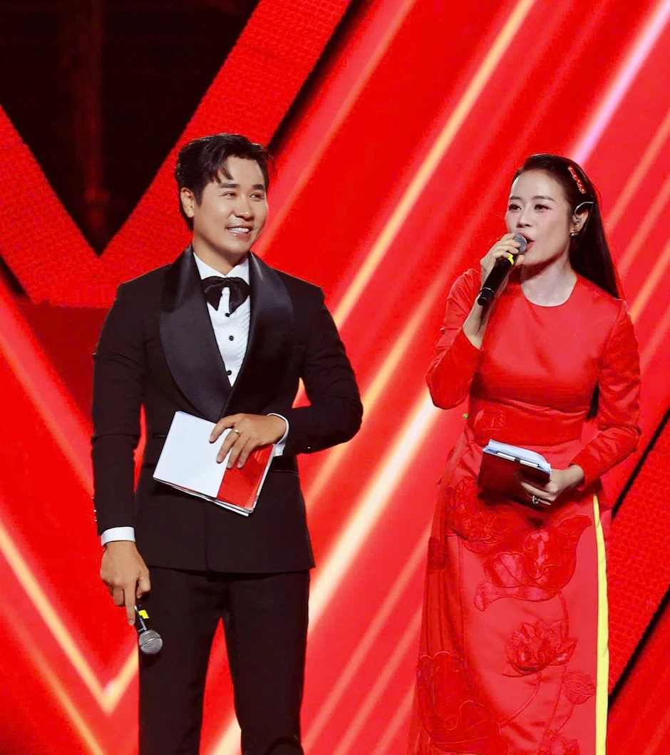 Khoảnh khắc 3 MC đội mưa ướt sũng, dẫn concert "Tổ quốc trong tim" gây sốt Khoảnh khắc 3 MC đội mưa ướt sũng, dẫn concert "Tổ quốc trong tim" gây sốt