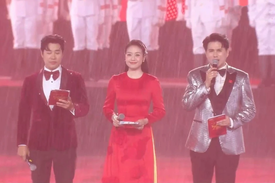 Khoảnh khắc 3 MC đội mưa ướt sũng, dẫn concert "Tổ quốc trong tim" gây sốt Khoảnh khắc 3 MC đội mưa ướt sũng, dẫn concert "Tổ quốc trong tim" gây sốt