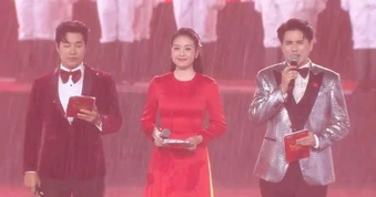 Khoảnh khắc 3 MC đội mưa ướt sũng, dẫn concert "Tổ quốc trong tim" gây sốt