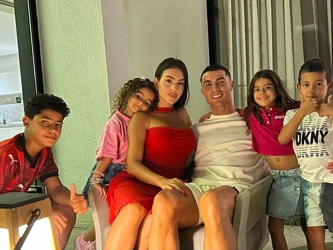 Khoảnh khắc vợ Ronaldo làm nhân viên bán hàng gây chú ý trở lại