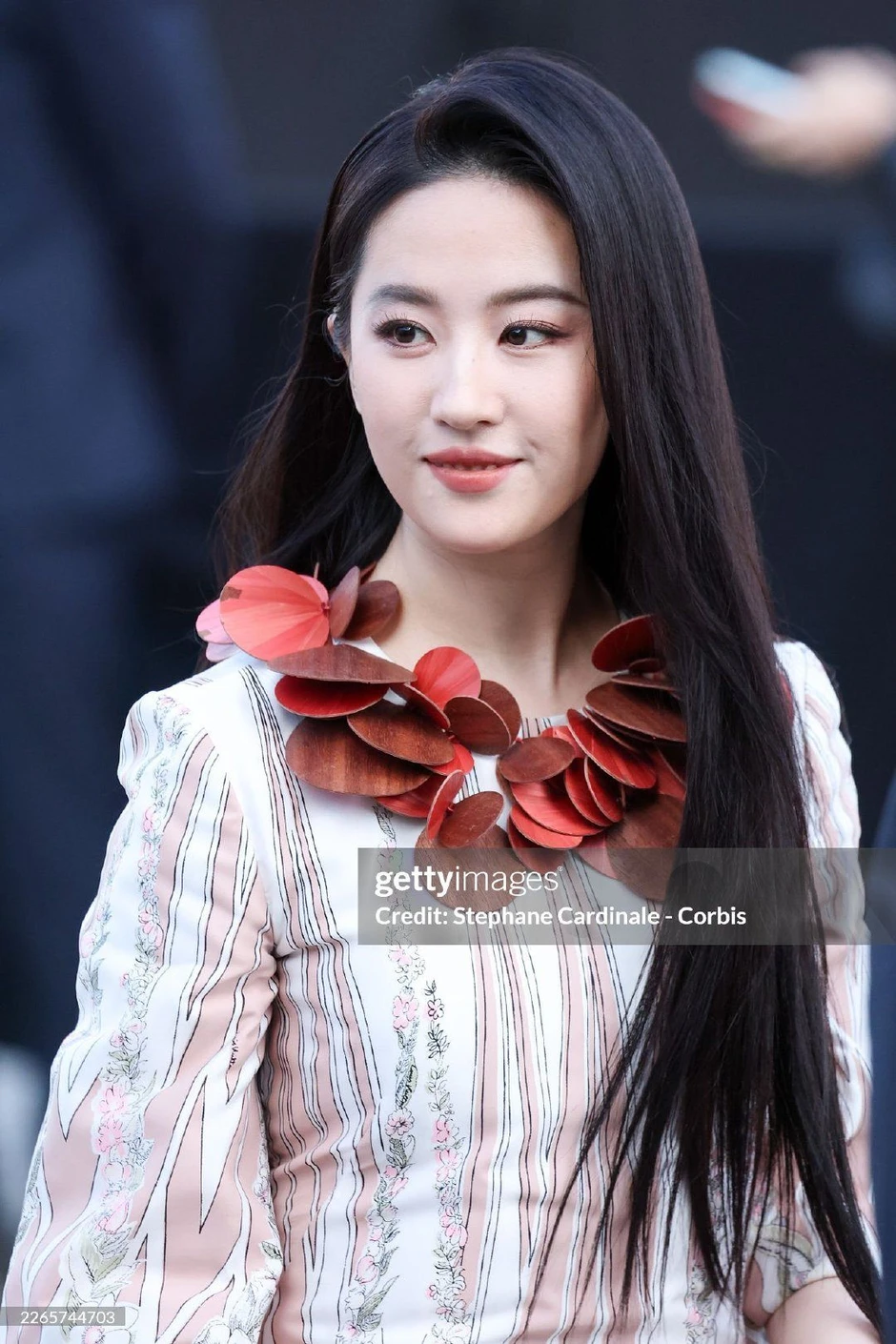 Không thể tin Lưu Diệc Phi cũng có ngày này: Ăn mặc sến súa như bà thím ở Paris Fashion Week Không thể tin Lưu Diệc Phi cũng có ngày này: Ăn mặc sến súa như bà thím ở Paris Fashion Week