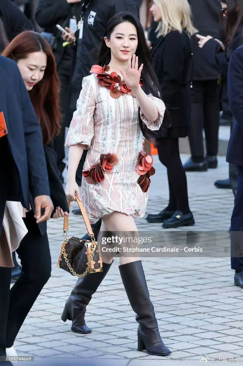 Không thể tin Lưu Diệc Phi cũng có ngày này: Ăn mặc sến súa như bà thím ở Paris Fashion Week Không thể tin Lưu Diệc Phi cũng có ngày này: Ăn mặc sến súa như bà thím ở Paris Fashion Week