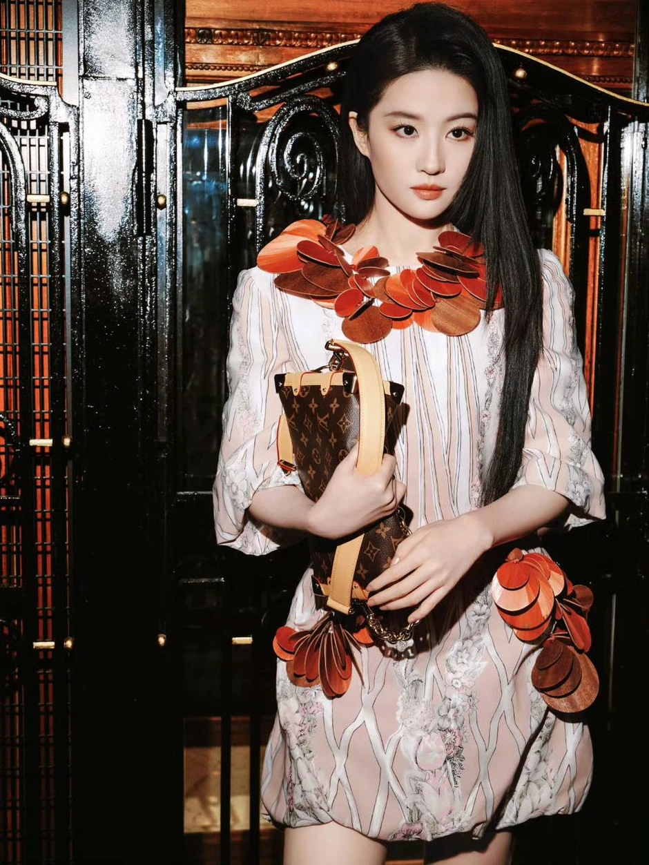Không thể tin Lưu Diệc Phi cũng có ngày này: Ăn mặc sến súa như bà thím ở Paris Fashion Week Không thể tin Lưu Diệc Phi cũng có ngày này: Ăn mặc sến súa như bà thím ở Paris Fashion Week