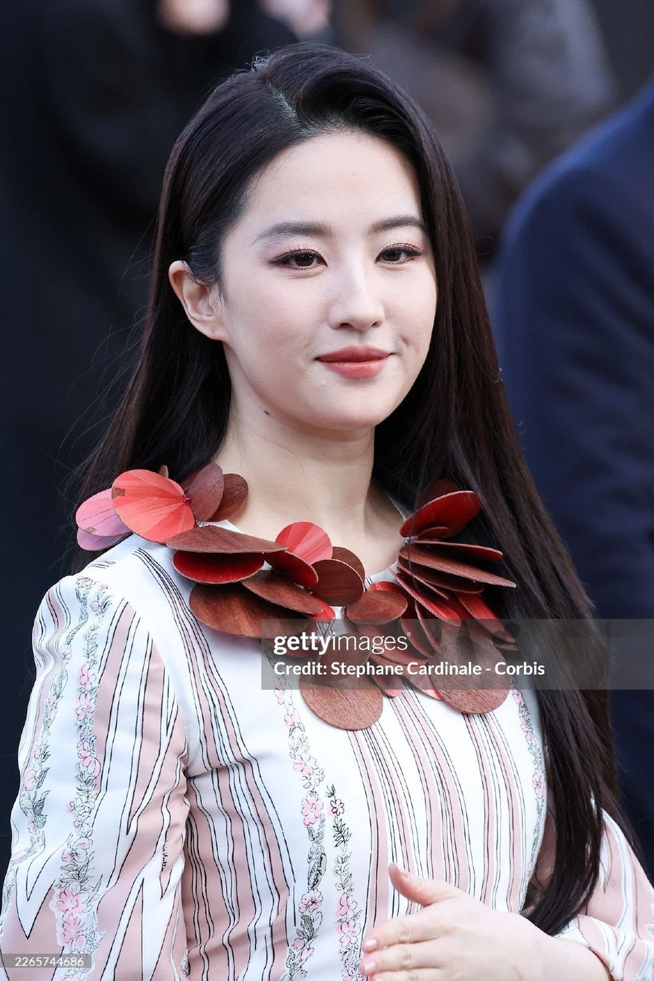 Không thể tin Lưu Diệc Phi cũng có ngày này: Ăn mặc sến súa như bà thím ở Paris Fashion Week Không thể tin Lưu Diệc Phi cũng có ngày này: Ăn mặc sến súa như bà thím ở Paris Fashion Week