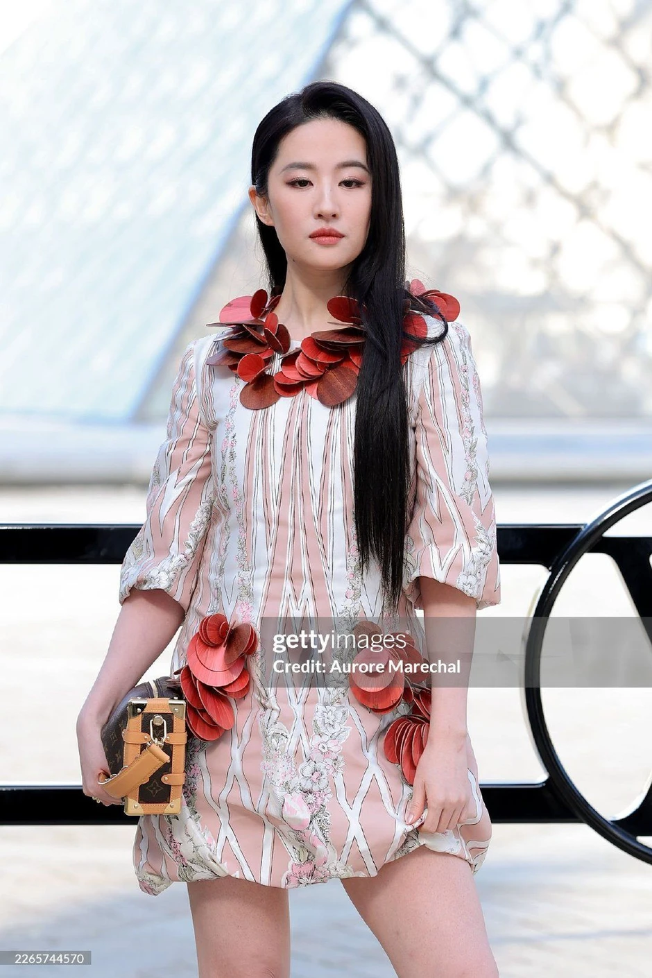 Không thể tin Lưu Diệc Phi cũng có ngày này: Ăn mặc sến súa như bà thím ở Paris Fashion Week Không thể tin Lưu Diệc Phi cũng có ngày này: Ăn mặc sến súa như bà thím ở Paris Fashion Week