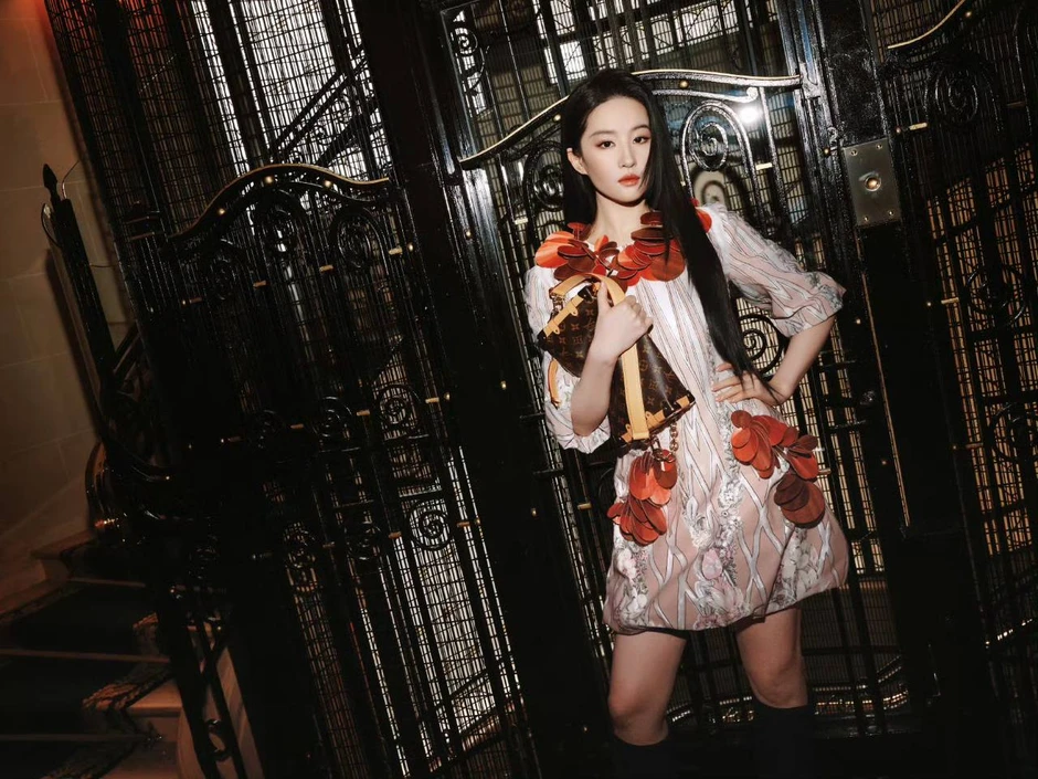 Không thể tin Lưu Diệc Phi cũng có ngày này: Ăn mặc sến súa như bà thím ở Paris Fashion Week Không thể tin Lưu Diệc Phi cũng có ngày này: Ăn mặc sến súa như bà thím ở Paris Fashion Week