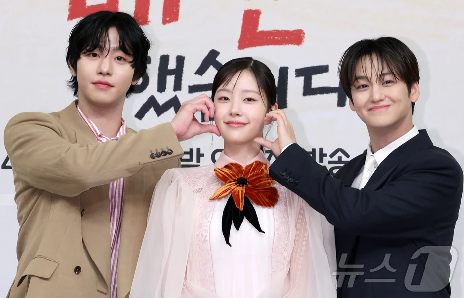 Kim Bum là "ma cà rồng" hay sao mà trẻ mãi không già thế này? Kim Bum là "ma cà rồng" hay sao mà trẻ mãi không già thế này?