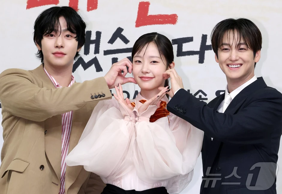 Kim Bum là "ma cà rồng" hay sao mà trẻ mãi không già thế này? Kim Bum là "ma cà rồng" hay sao mà trẻ mãi không già thế này?
