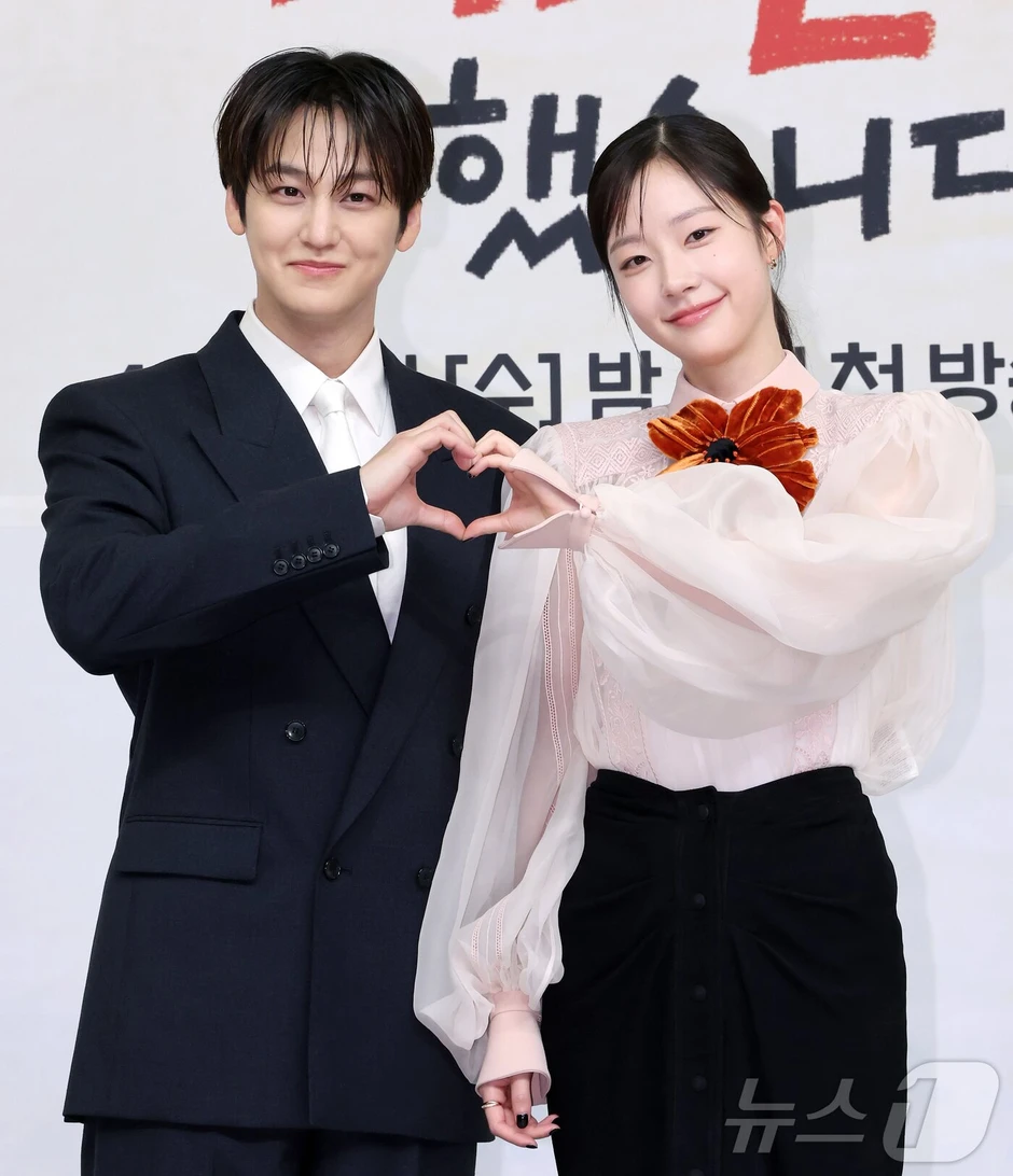 Kim Bum là "ma cà rồng" hay sao mà trẻ mãi không già thế này? Kim Bum là "ma cà rồng" hay sao mà trẻ mãi không già thế này?