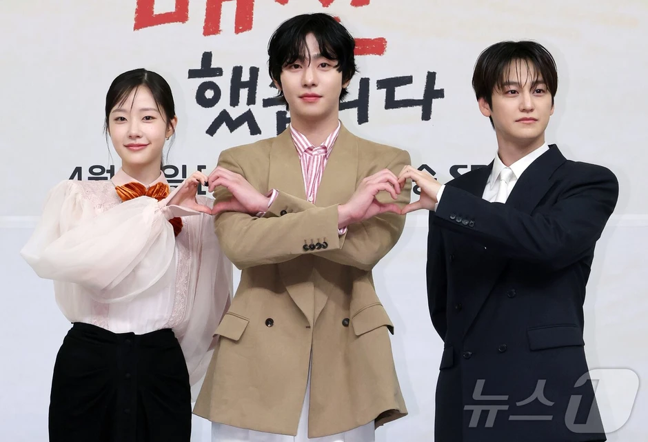 Kim Bum là "ma cà rồng" hay sao mà trẻ mãi không già thế này? Kim Bum là "ma cà rồng" hay sao mà trẻ mãi không già thế này?