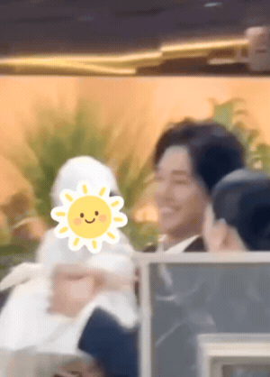 Kim Hyun Joong (Vườn Sao Băng) lần đầu tiên xuất hiện cùng vợ và con gái út, nhan sắc nửa kia bí ẩn gây chú ý Kim Hyun Joong (Vườn Sao Băng) lần đầu tiên xuất hiện cùng vợ và con gái út, nhan sắc nửa kia bí ẩn gây chú ý