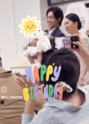 Kim Hyun Joong (Vườn Sao Băng) lần đầu tiên xuất hiện cùng vợ và con gái út, nhan sắc nửa kia bí ẩn gây chú ý Kim Hyun Joong (Vườn Sao Băng) lần đầu tiên xuất hiện cùng vợ và con gái út, nhan sắc nửa kia bí ẩn gây chú ý