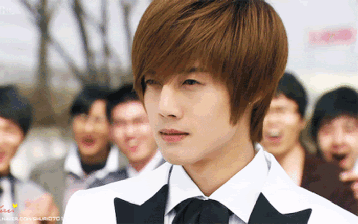 Kim Hyun Joong (Vườn Sao Băng) lần đầu tiên xuất hiện cùng vợ và con gái út, nhan sắc nửa kia bí ẩn gây chú ý Kim Hyun Joong (Vườn Sao Băng) lần đầu tiên xuất hiện cùng vợ và con gái út, nhan sắc nửa kia bí ẩn gây chú ý
