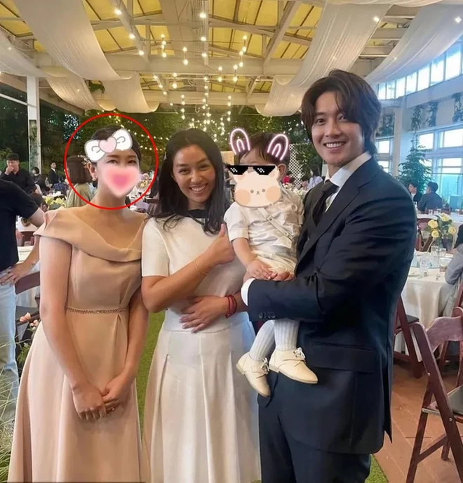 Kim Hyun Joong (Vườn Sao Băng) lần đầu tiên xuất hiện cùng vợ và con gái út, nhan sắc nửa kia bí ẩn gây chú ý Kim Hyun Joong (Vườn Sao Băng) lần đầu tiên xuất hiện cùng vợ và con gái út, nhan sắc nửa kia bí ẩn gây chú ý