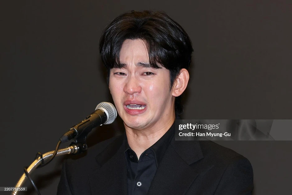 Kim Soo Hyun vào viện điều trị tâm lý, diện mạo giờ gầy sọp thê thảm Kim Soo Hyun vào viện điều trị tâm lý, diện mạo giờ gầy sọp thê thảm
